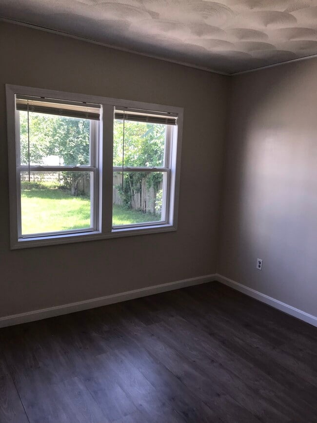 Dormitorio 1 - 347 Woonasquatucket Ave