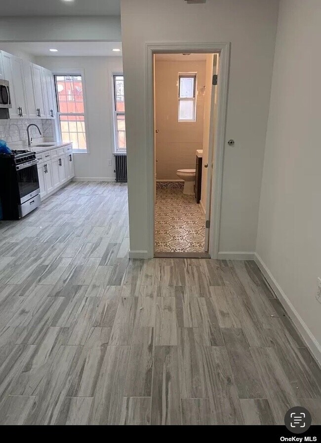 Foto del edificio - 71-13 Fresh Pond Rd