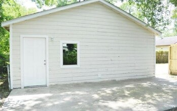 Building Photo - 7913 Woodlyn Rd