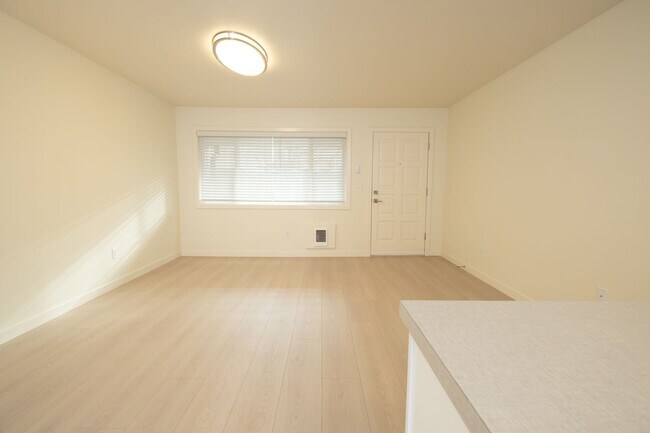 Foto del edificio - Stylishly Renovated 1 Bedroom in a Pet Friendly Irvington Flat!