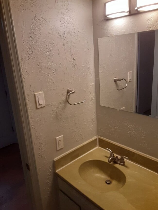 Building Photo - Ready to move in...