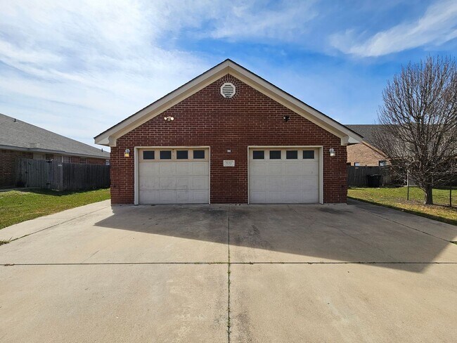 Foto del edificio - AVAILABLE NOW!