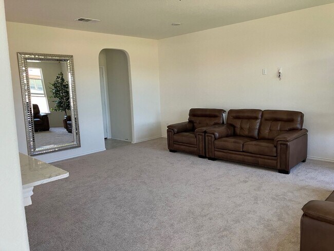 Building Photo - 5 Bedroom Single Family Home in Round Rock