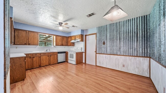 Building Photo - 4027 Spring Branch Rd