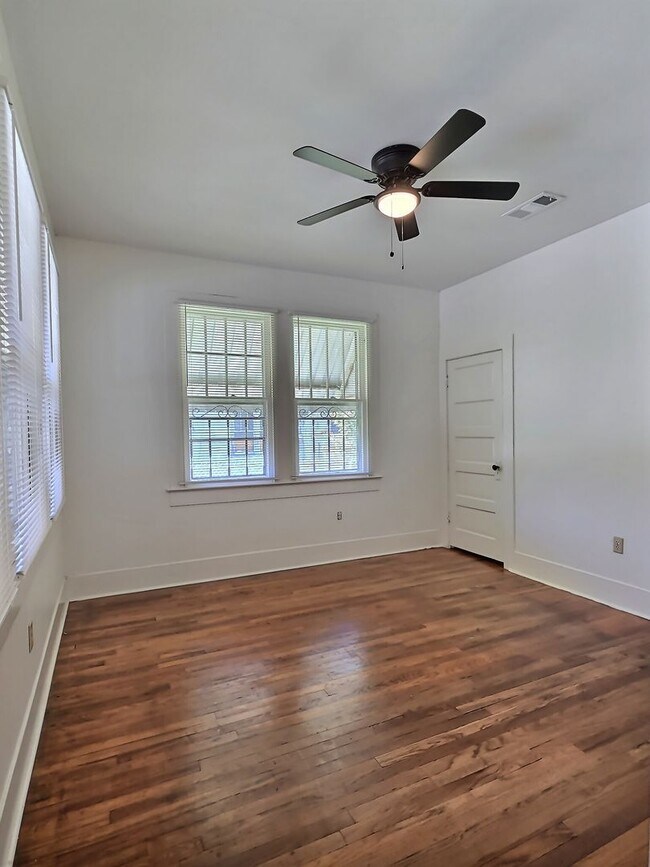 Foto del edificio - Three Bedroom Home with a Spacious Backyard