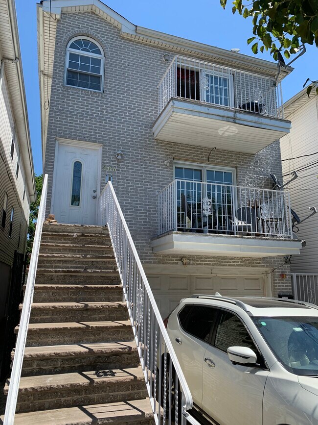 Building Photo - 206 68th St