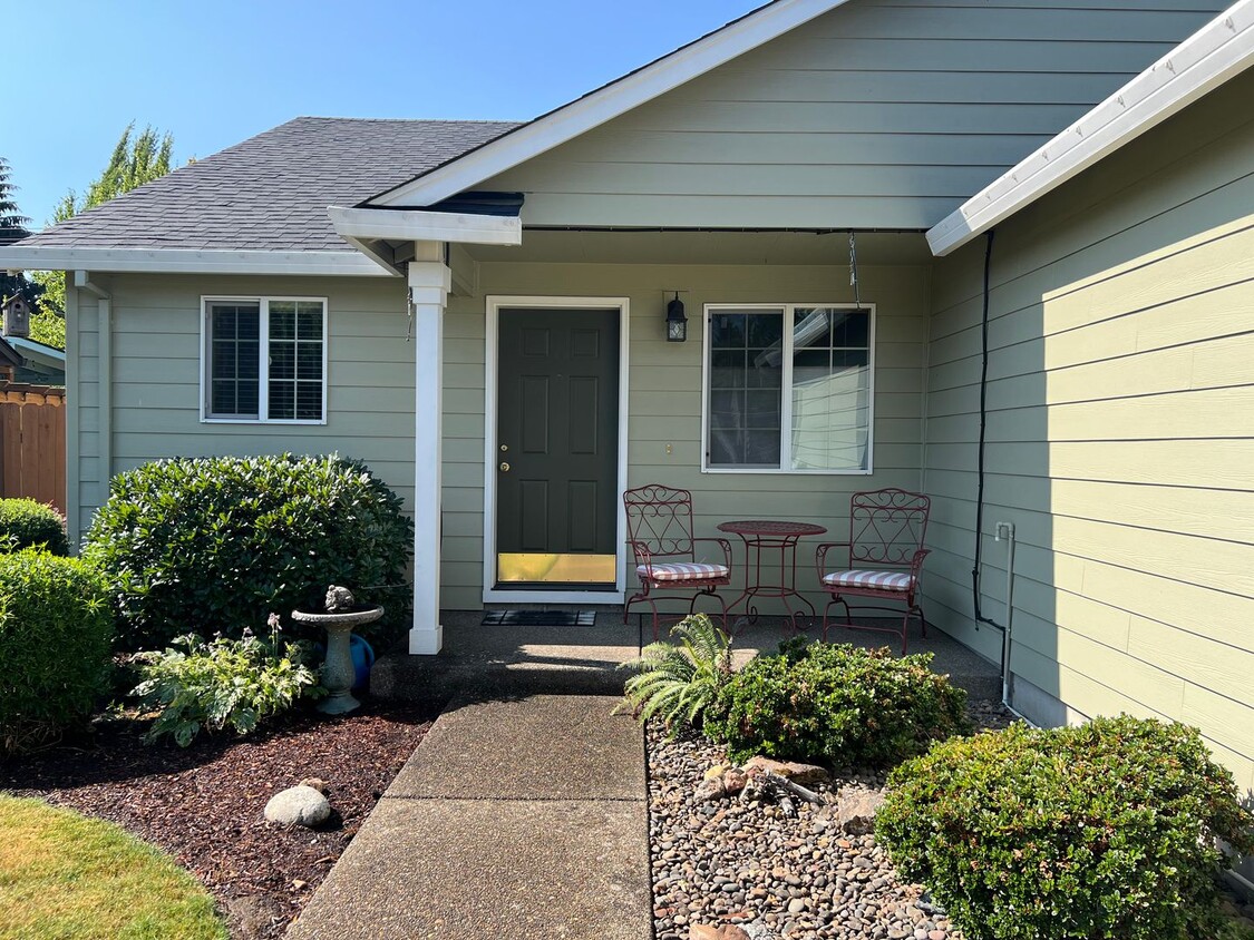 Primary Photo - 1426 NW Chardonnay Dr