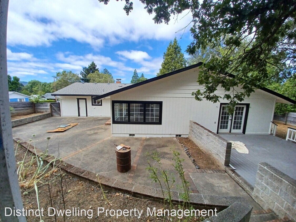 3 br, 2 bath House 1491 NW Keasey House Rental in Roseburg, OR
