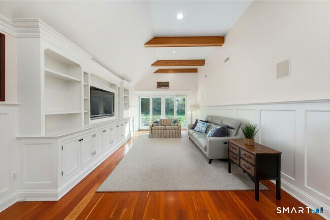 Foto del edificio - 530 Flax Hill Rd