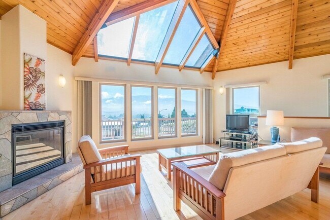 Foto del edificio - Stunning 3-Bedroom, 3-Bath Custom Home in ...