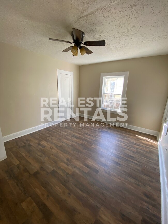 Building Photo - 2318 Sansom Ave