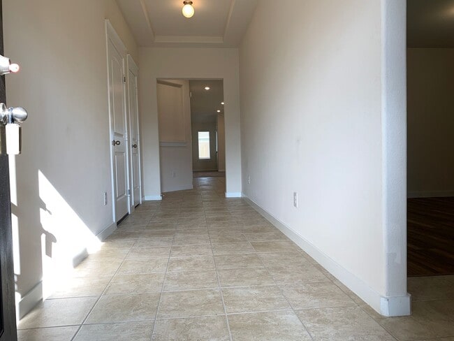 Foto del edificio - The Perfect Blend of Space & Location – 5 Beds Near Alliance