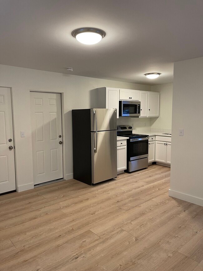 Building Photo - 66 Samoset St