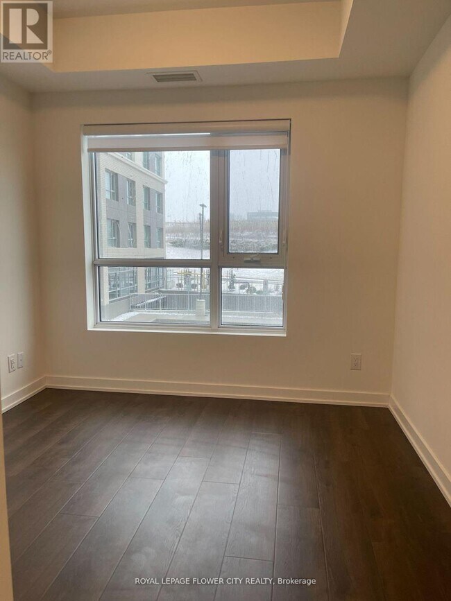 Photo du bâtiment - 56 Lakeside Ter