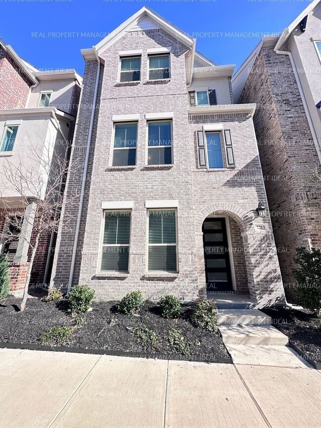 Building Photo - 2213 Palomino St