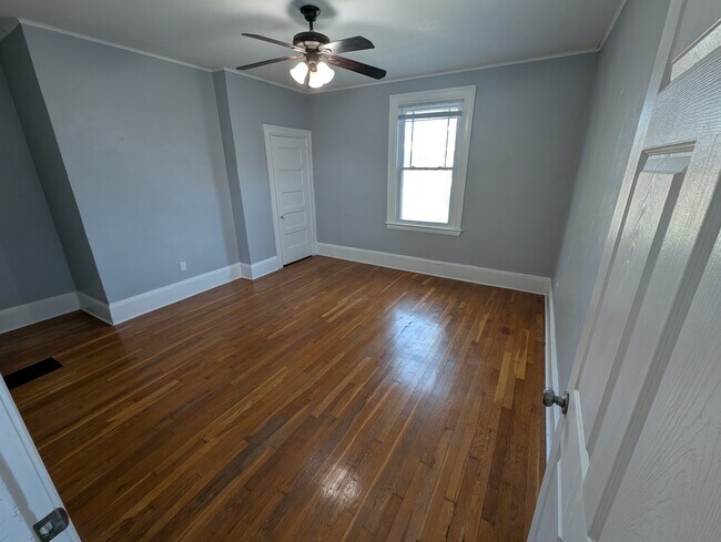 Sala de estar de 14' x 13' - 3404 Baltimore Ave