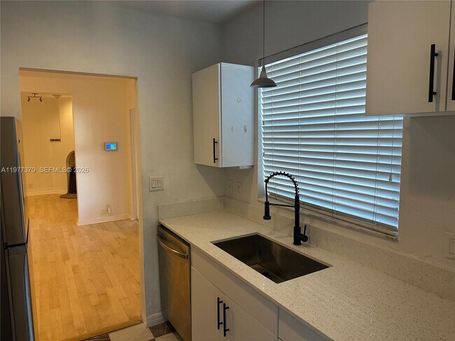 Foto del edificio - 725 Navarre Ave