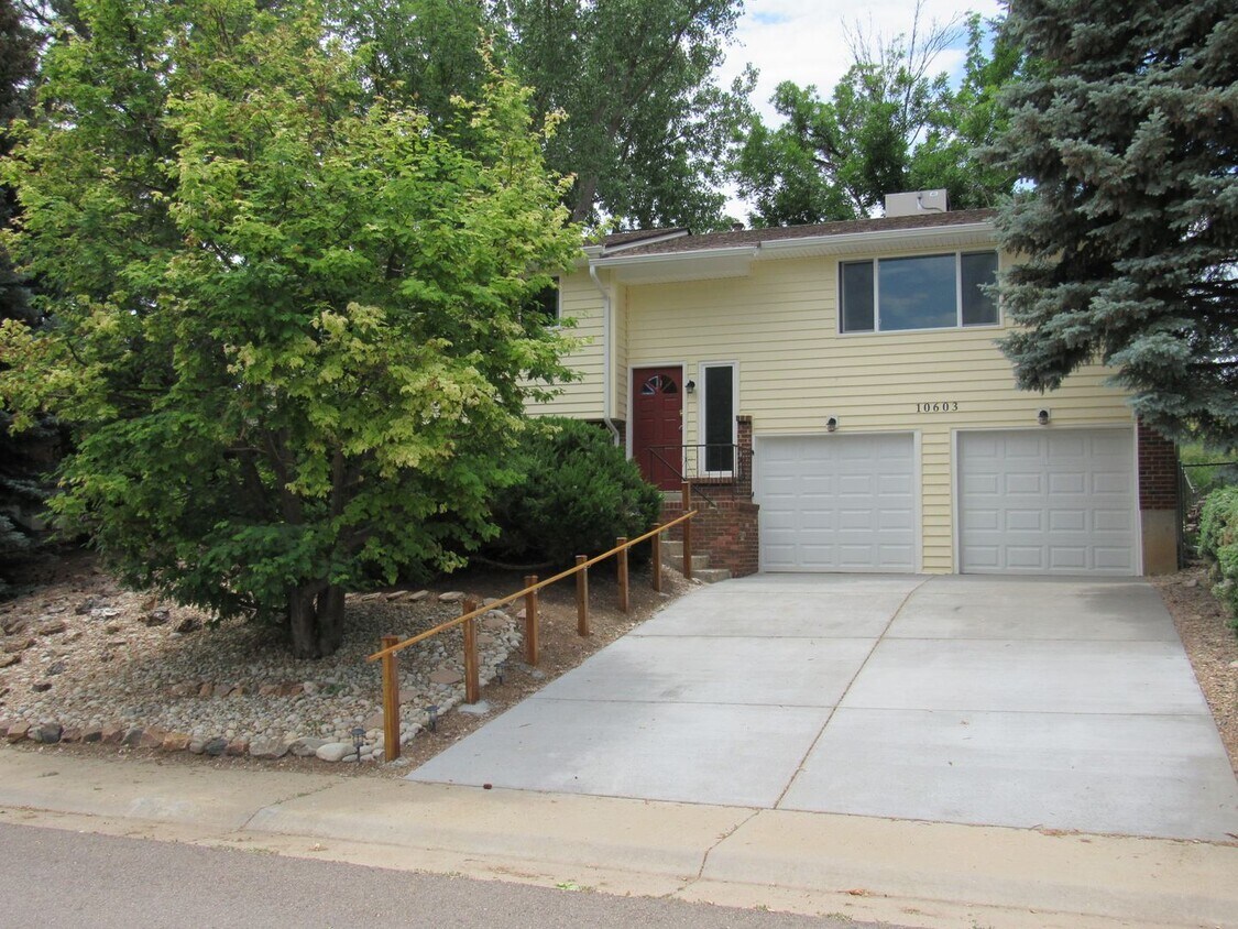 Foto principal - Spacious Bi Level home backing to open space