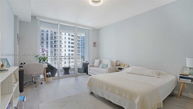 Foto del edificio - 801 Brickell Key Blvd