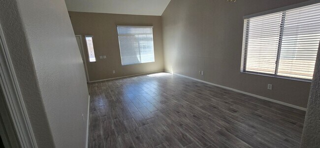 Building Photo - UPDATED 4 BEDROOM HOUSE NEAR 101 LOOP/OLIVE