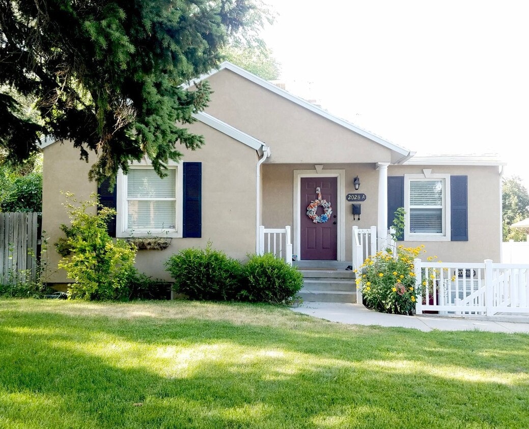 Primary Photo - 2028 Sunnyside Ave S