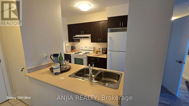 Building Photo - 61 Heintzman St