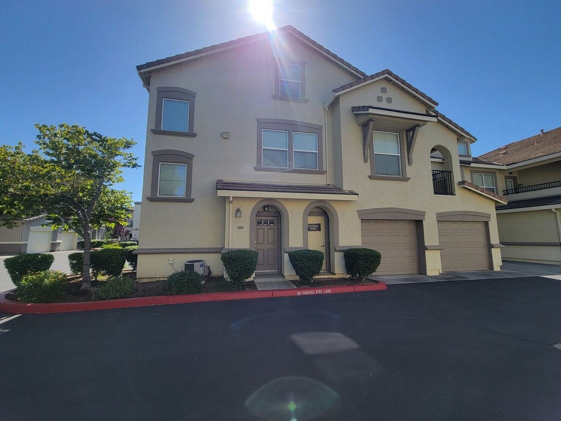 Primary Photo - Stunning 2 bedroom plus loft, 2 bathroom, ...