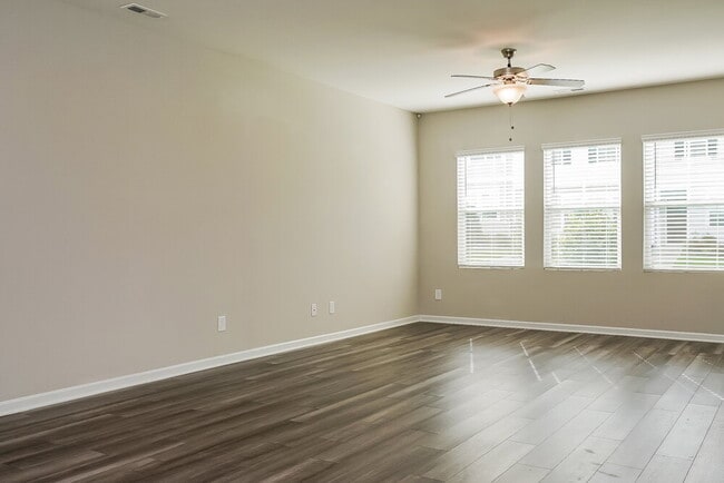 Building Photo - 544 Landing View Dr