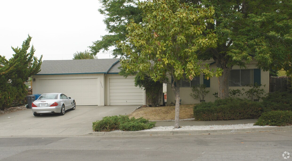 Building Photo - 10360 A,B Walnut Ct