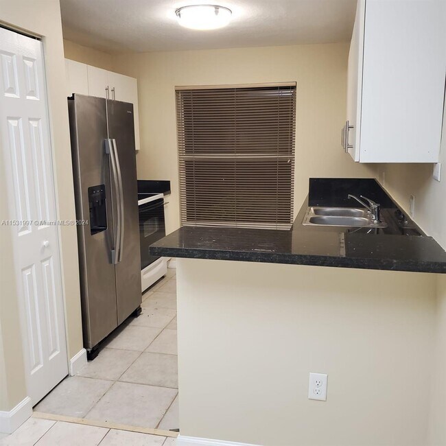 Foto del edificio - 17017 NW 23rd St