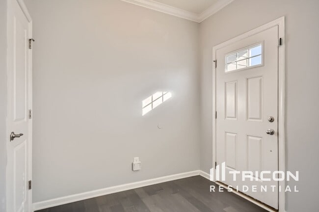 Building Photo - 2077 Morton Dr