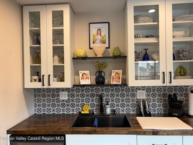 Building Photo - 204 Village Ct