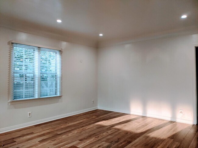 Living Room - 1614 Crenshaw Blvd