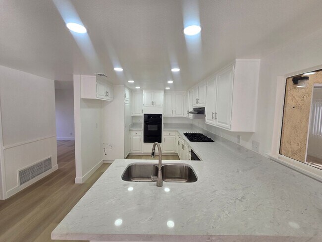 Building Photo - 1 Mile to Beach: 4 Bedroom 2 Bathroom Recently Updated Home on a Cul-De-Sac