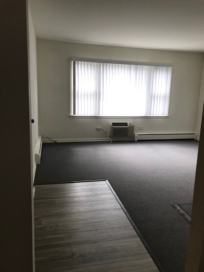 Sala de estar con mucha luz y persianas nuevas. - 8616 47th St