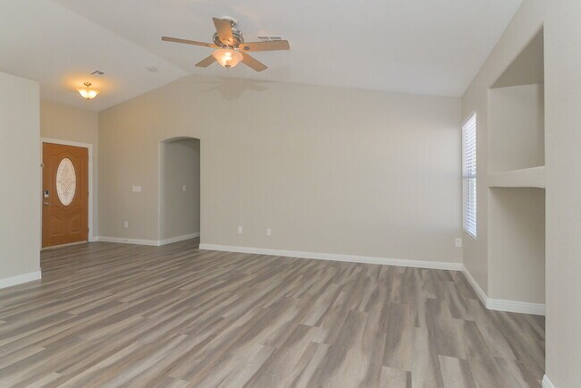 Building Photo - 1100 Sport of Kings Ave