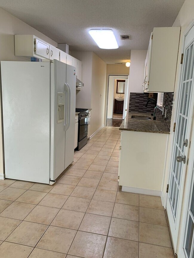 Foto del edificio - Charming 4BR House in Hampton