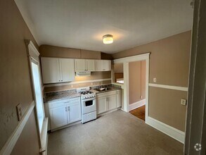 Building Photo - 560 Bellows St