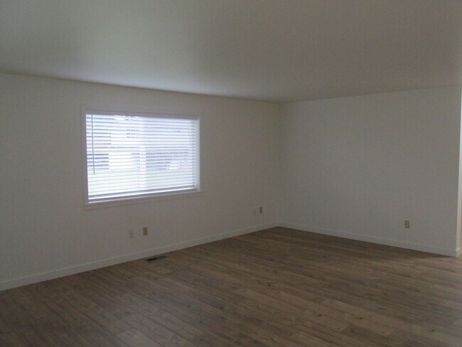 Building Photo - W. Victoria Ave, 482-496