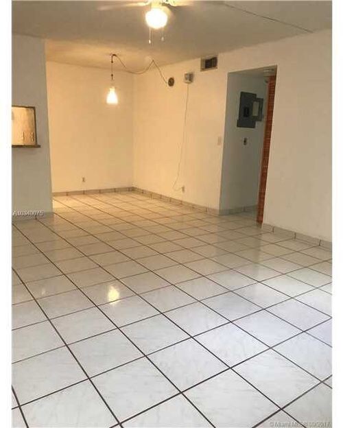 Building Photo - 809 Twin Lakes Dr