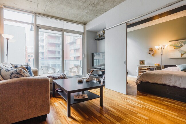 Photo du bâtiment - 333 Adelaide St E