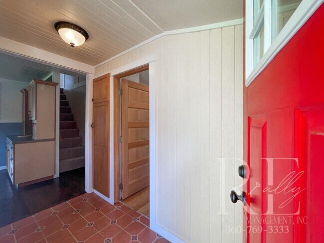 Building Photo - Charming Country Craftsman!