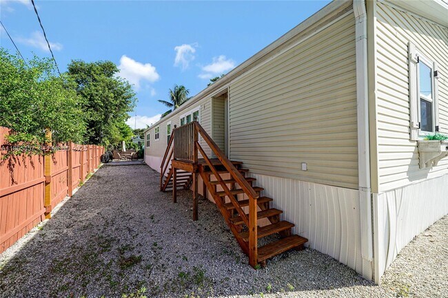 Foto del edificio - 945 Plantation Rd