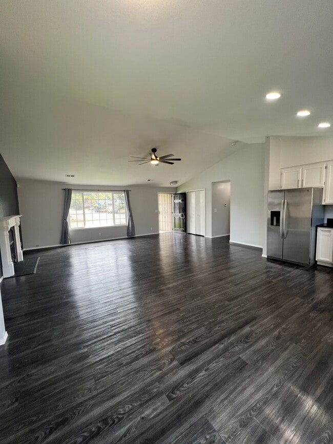 Building Photo - 3 bedroom, 2 bath single level home in Mckinleyville with Double Car Garage!