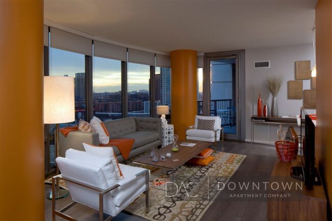 Foto del edificio - 330 W Grand Ave