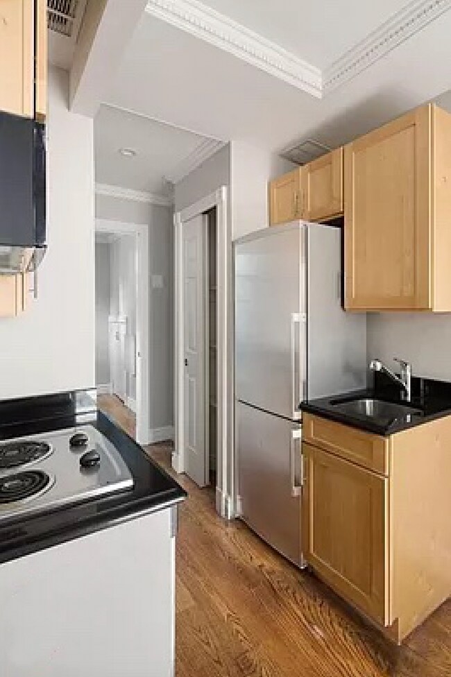 Building Photo - 439 W 50th St