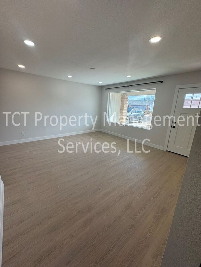 Building Photo - Newly Renovated Home Walking Distance to S...