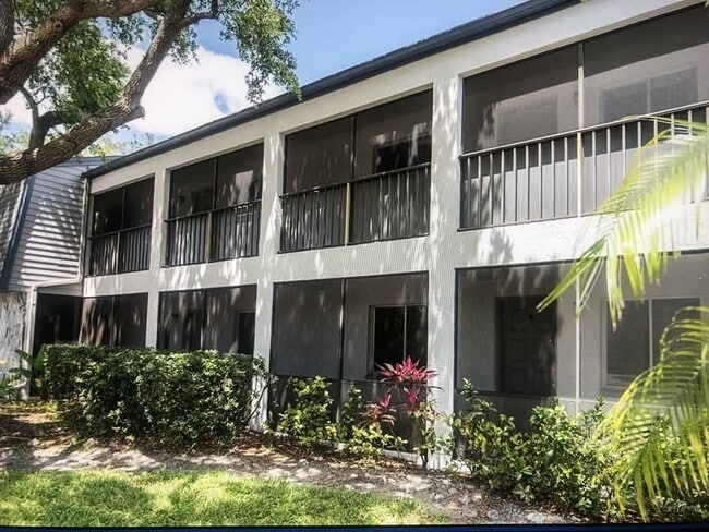 Building Photo - 2124 N Tamiami Trl