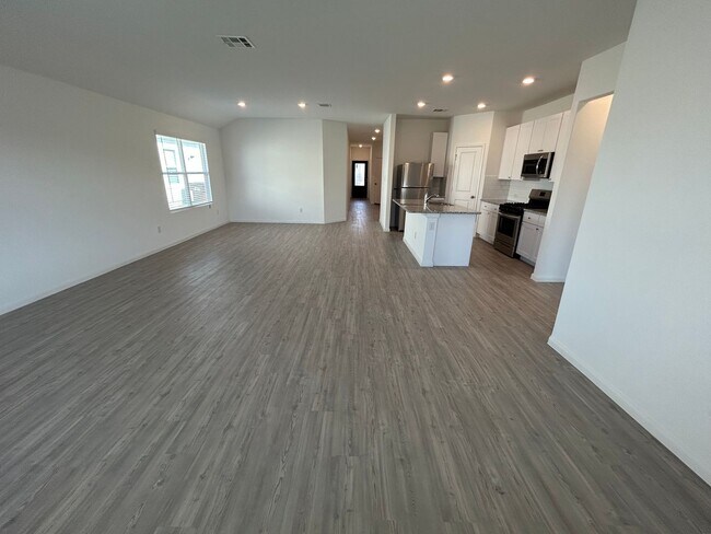 Foto del edificio - Dual Primary Suites! Spacious Home w/ Open Kitchen & Community Pool!