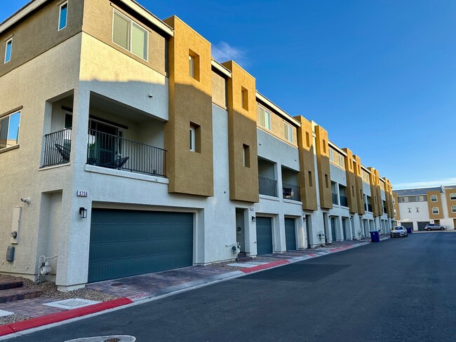 Building Photo - 3744 Brilliant Sunset St